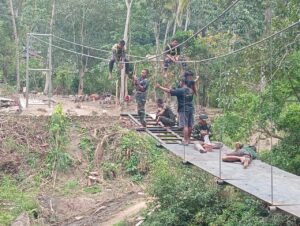 Pemasangan Lembaran Besi Jadi Tahap Penting Proyek Jembatan Gantung Pattuku