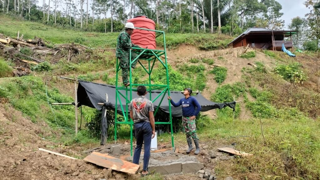 Tangki Penampung Dipasang pada Tower Sumur Bor di Pattuku