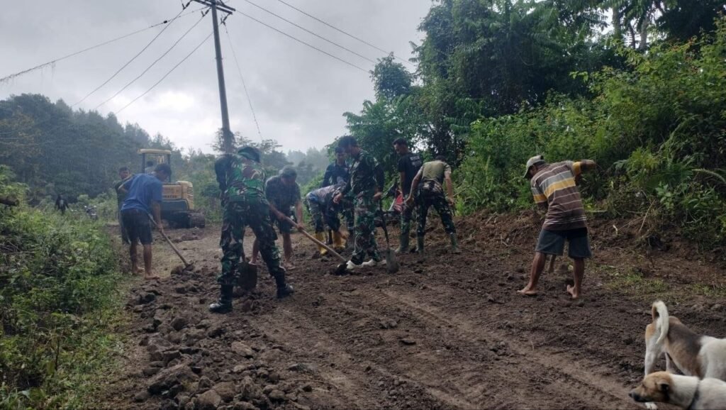 Kolaborasi Satgas TMMD dan Warga Samaenre: Ratakan Timbunan Jalan dengan Gotong Royong