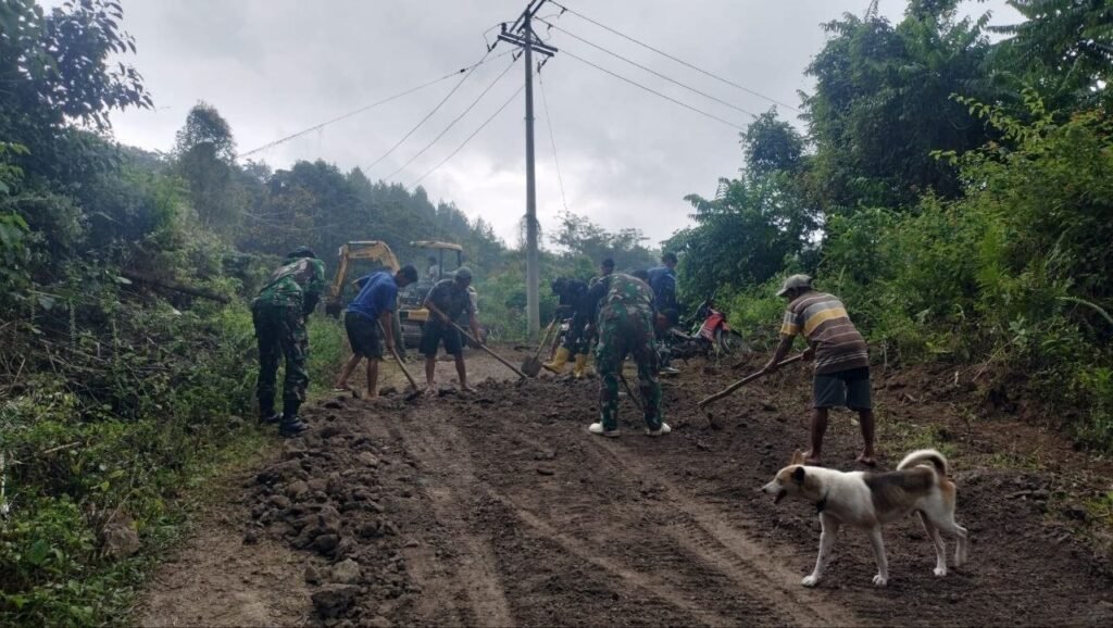 Kebersamaan Warga Samaenre dan Satgas TMMD Perkuat Sosial Desa Pattuku