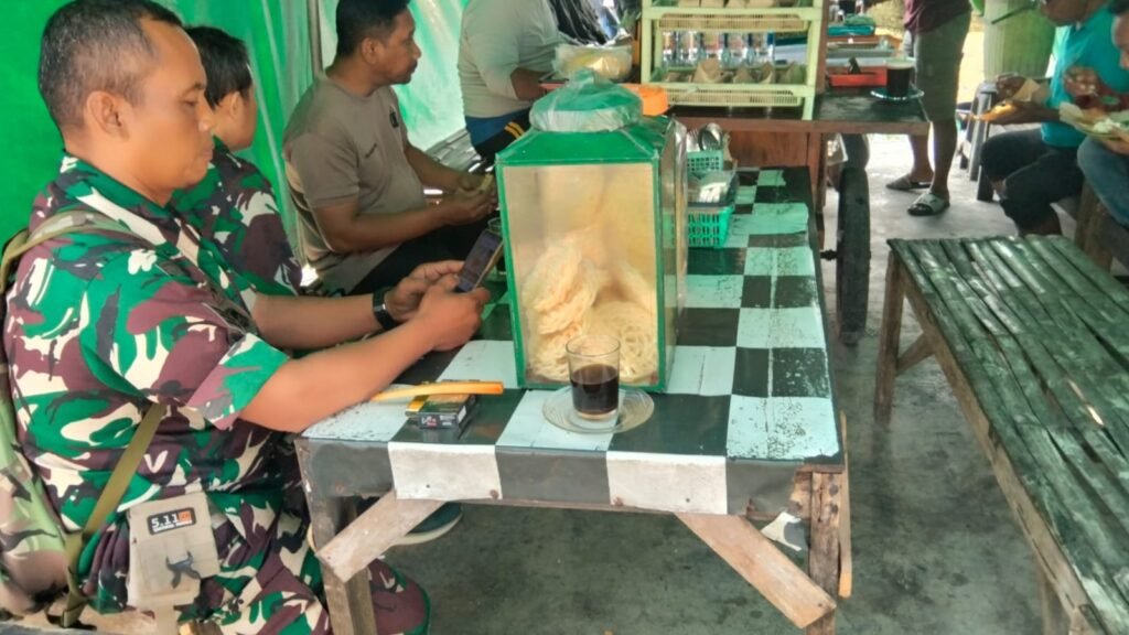 Kehidupan Sehari-hari di Warung Parangjoro Saat TMMD