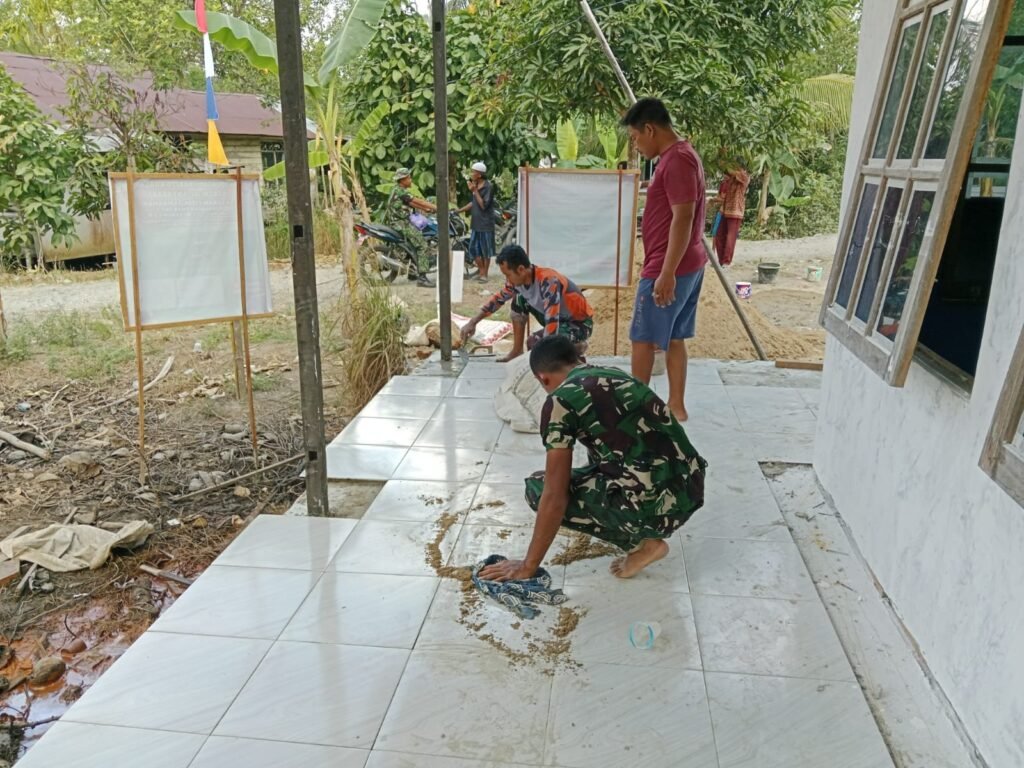 Peltu Ismail Bersama Warga Selesaikan Pemasangan Keramik di Mushola