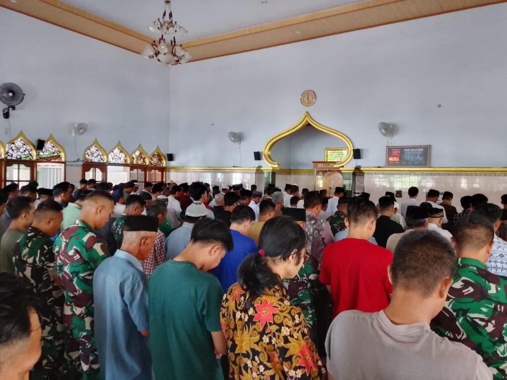 Penguatan Nilai Kebersamaan Lewat Sholat Jumat oleh Satgas TMMD di Parangjoro