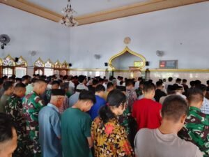 Penguatan Nilai Kebersamaan Lewat Sholat Jumat oleh Satgas TMMD di Parangjoro