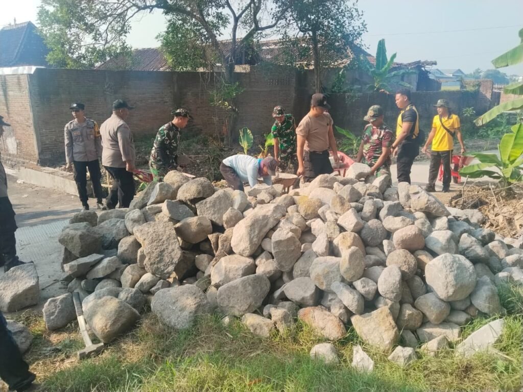 TNI-Polri dan Masyarakat Sukoharjo Bergandengan Tangan dalam Pembangunan Talud TMMD
