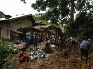 Kegiatan Penggalian Pondasi Jambanisasi atau MCK oleh Satgas TMMD di Dusun Langi