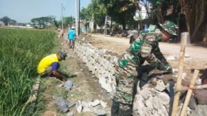 Talud dan Penyusunan Batu Jadi Objek Pekerjaan TMMD di Parang Joro