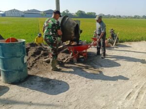 Pengerjaan Fisik Jalan dan Bangunan oleh Satgas TMMD ke-129 Kodim 0726/Sukoharjo di Parangjoro
