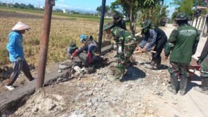 Gotong Royong TMMD Kodim 0726/Sukoharjo Dilaksanakan di Dusun Jengkangan Desa Parangjoro