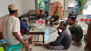 Wajah Keakraban antara Satgas TMMD dan Masyarakat Desa Parangjoro di Sukoharjo