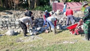 Bekerja di Ruang Terbuka, Satgas TMMD dan Warga Parangjoro Kewalahan oleh Panas