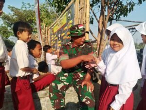 Pembangunan Desa Parangjoro oleh TMMD Diselingi Kegiatan Pendidikan di SD