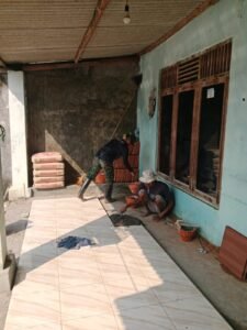 Lantai Rumah Mardiono di Sukoharjo Kini Lebih Rapi Berkat Keramik