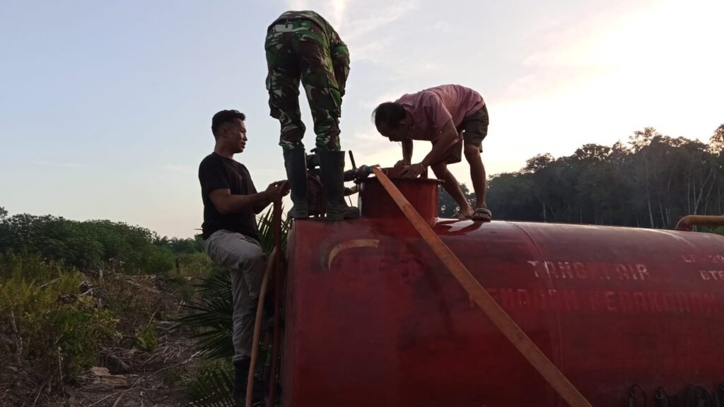 Petugas Koramil 1203-06/Manis Mata Padamkan Titik Api di Batu Sedau