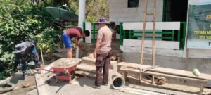Pengecoran Teras Depan Rumah Di Patukku, Bagian dari Program TMMD ke-129 Kodim 1407/Bone