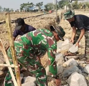 Batu-batu Dipindah Manual, Talud Parangjoro Dirancang Perkuat Akses Petani