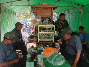 Setelah Bekerja Bersama, Aparat dan Linmas Nongkrong di Warung Parangjoro