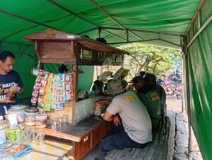 Kebersamaan di Meja Kayu Parangjoro Saat Istirahat Pembangunan Talut TMMD