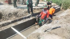 Warga Parang Joro Antusias, Pengacian Lantai Gorong-Gorong TMMD Lanjut