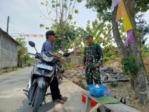 Suasana Hangat di Lokasi Pembangunan Pos Siskamling setelah Warga Beri Bekal