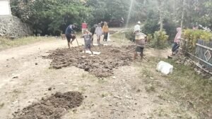 Peran Warga dalam Perataan Timbunan Jalan di Patukku