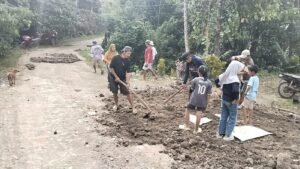 Akses Jalan Desa Patukku Diperjuangkan Lewat Gotong Royong