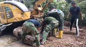 Kodim 1407/Bone Lakukan Servis Excavator Sebelum Lanjutkan Peningkatan Jalan