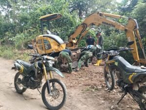 Agar Pekerjaan Jalan Tak Tertunda, Excavator di Pattuku Dirawat Satgas TMMD Kodim 1407/Bone
