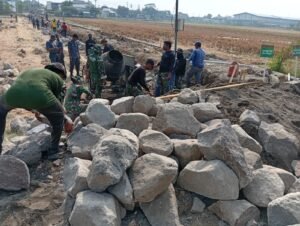 Parangjoro Kejar Penyelesaian TMMD, Warga Gotong Royong Capai 80 Persen Fisik
