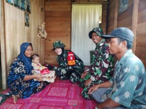 Kapten Hannah Serahkan Bantuan Pangan untuk Anak-Anak Rentan Gizi di Tamban Bangun