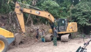 Excavator Terus Beroperasi Dukung Peningkatan Jalan di Desa Pattuku