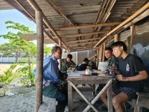 Ngopi dan Bercerita: Momen Komunikasi Satgas TMMD dengan Warga Parangjoro