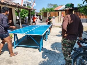 Hiburan Sederhana: Tenis Meja di Posko TMMD Parangjoro