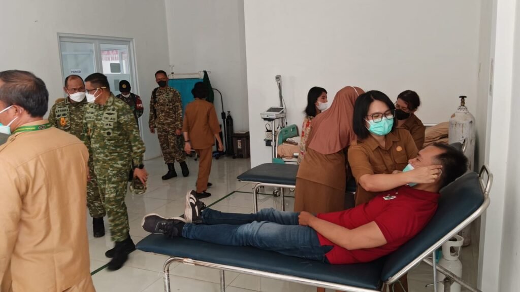 Pasis Sesko TNI LVI Lakukan Edukasi Karhutla Door to Door di Puskesmas Menteng